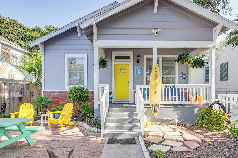 Half Mi to Galveston Seawall: Home w/ Yard & Grill