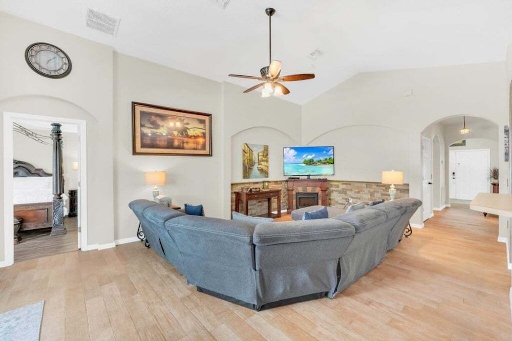 Large 4 bedroom Pool Home With Relaxing Vibes 4 Villa