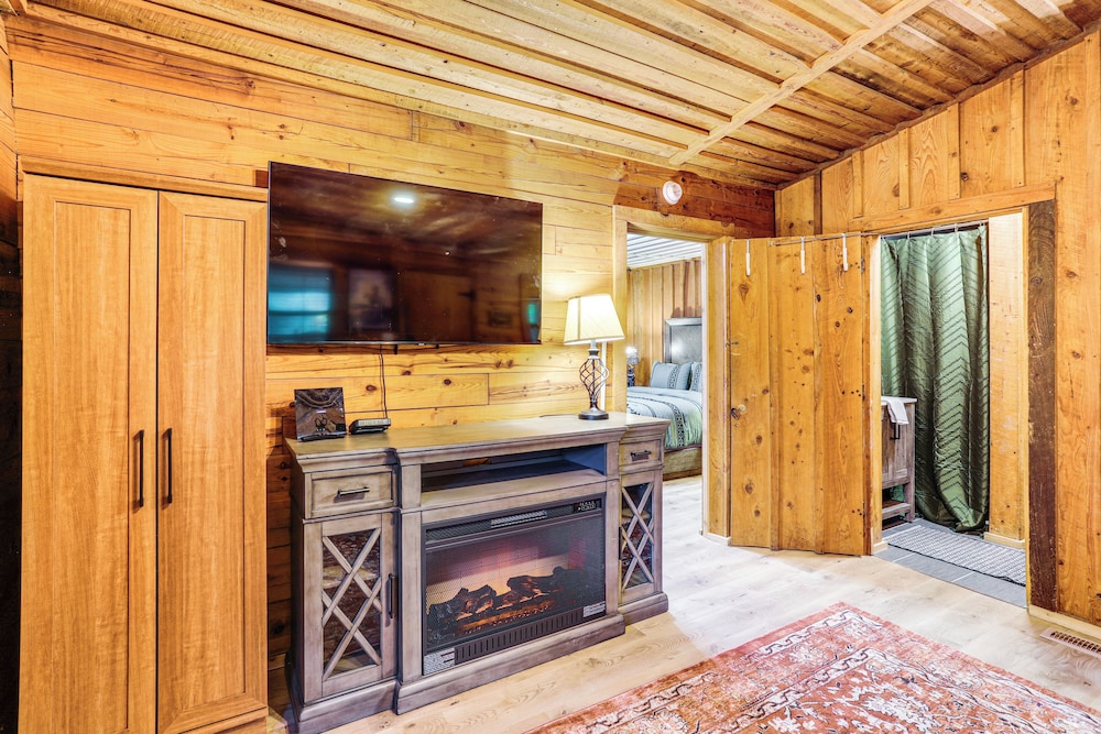 Deck & Views: Little Red River Retreat!