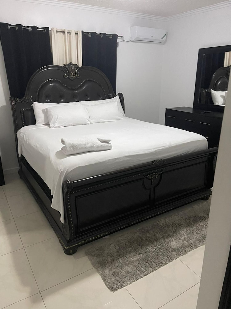 Impeccable 2-bed Apartment in Kingston With Pool view 4