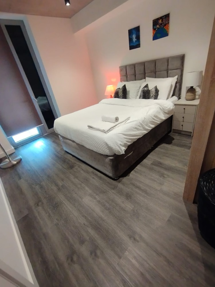 Immaculate 3-bed Apartment Homes in London