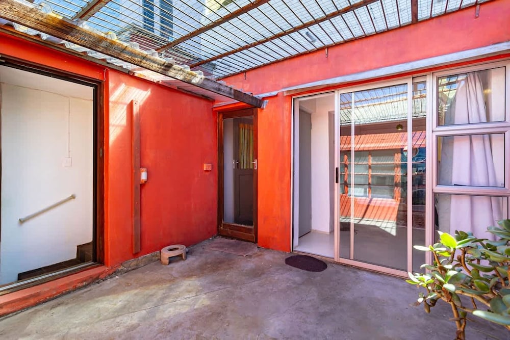 Funky Pet Friendly 2-bedroom Escape Bo-kaap
