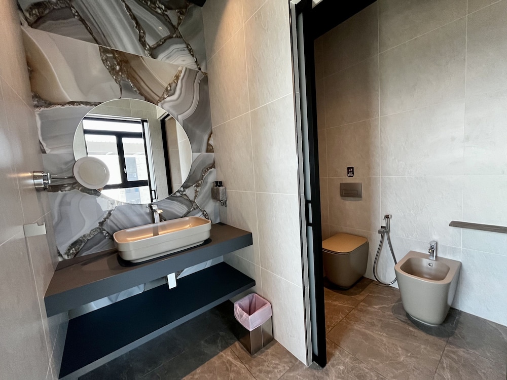 128 LIM - 2001 Stay Only Tower Suite