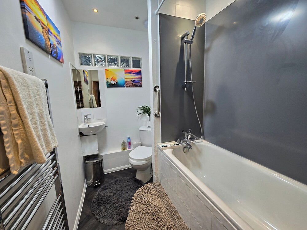 Cozy 4 Bedroom House in the Heart of Brixton