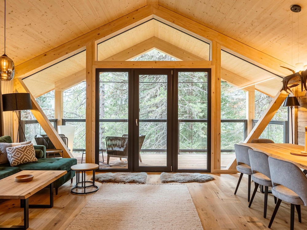 Lavish Chalet With hot tub