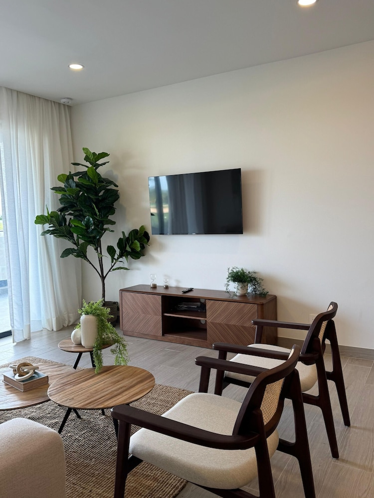 4 Guest 2 Bedrooms Balcony and Shared Pool
