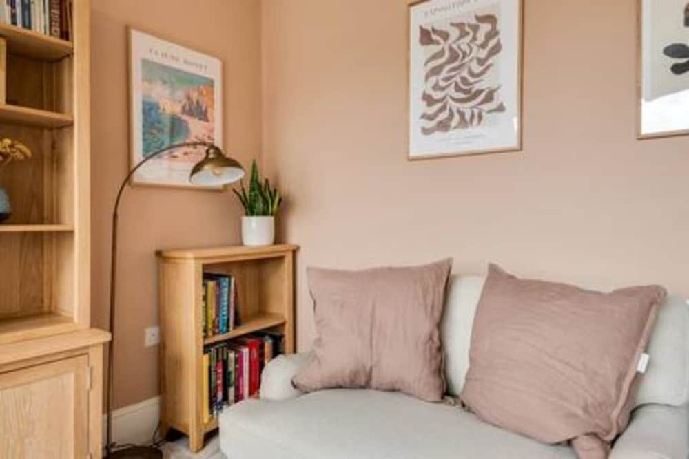 Family-friendly Getaway - Garden Parking Sleeps 7