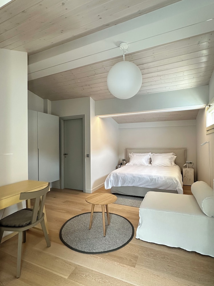 Amalie Suites