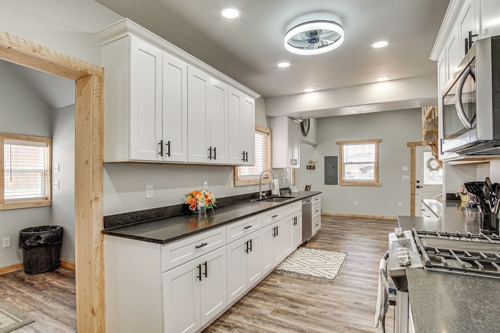 Family Home w/ Mountain Views in Circleville!