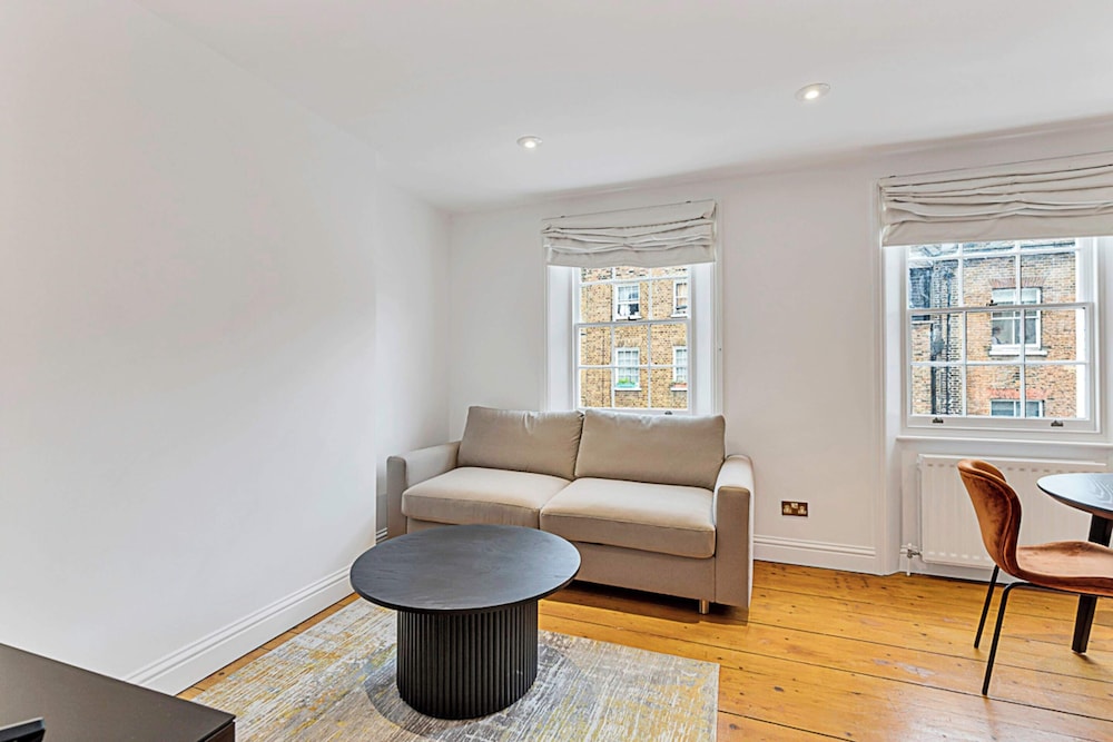 One-bedroom Abode With A Balcony In Central London