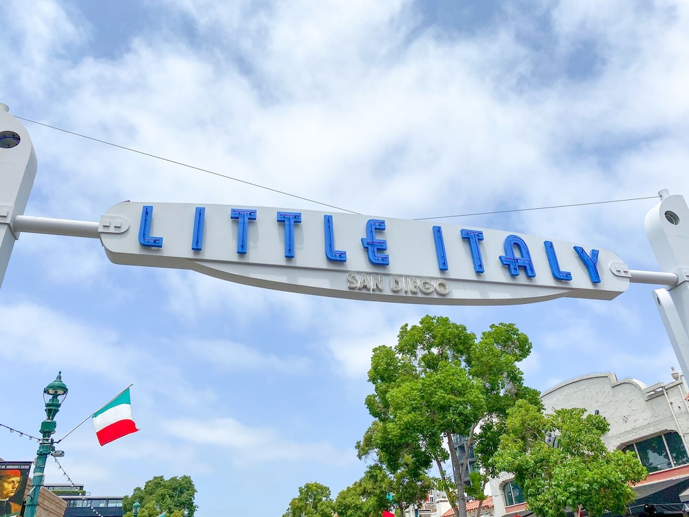 International Travelers House Hostel \- Downtown San Diego Little Italy.