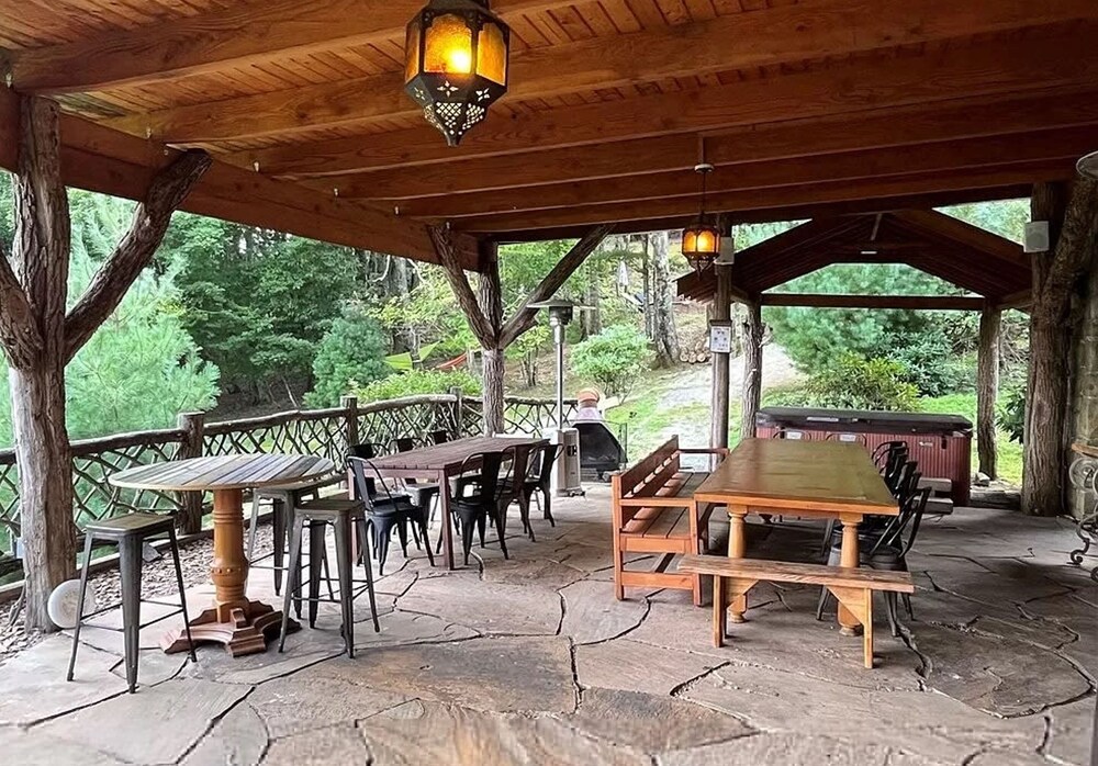 Boone Mountain Getaway Hot Tub Firepit view 3