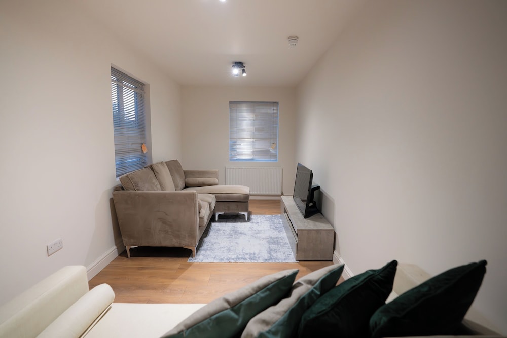 D'luxe 5-bed House - Sleeps 12 & Private Parking