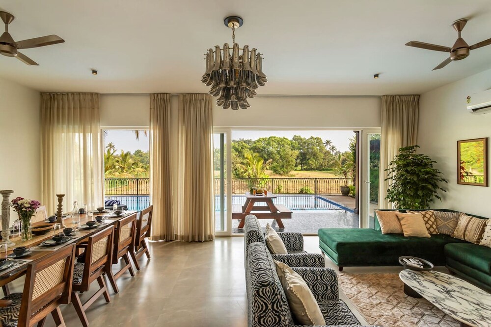 Field View Villa With Pool Perfect for Big Groups