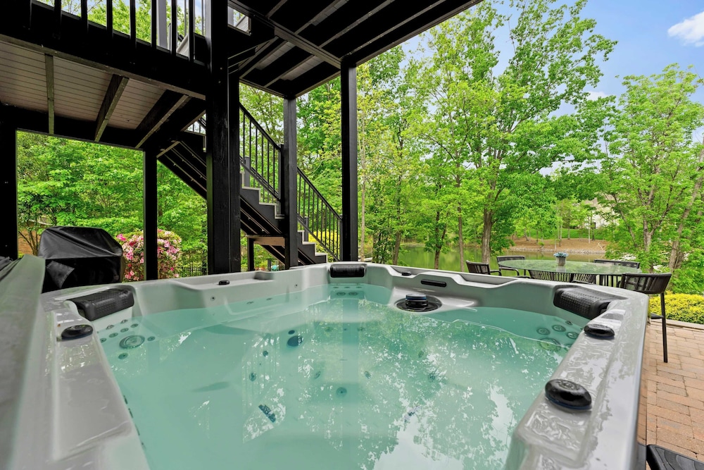 Luxury Lakefront Stay Private Dock, Indoor/outdoor Pool The Retreat