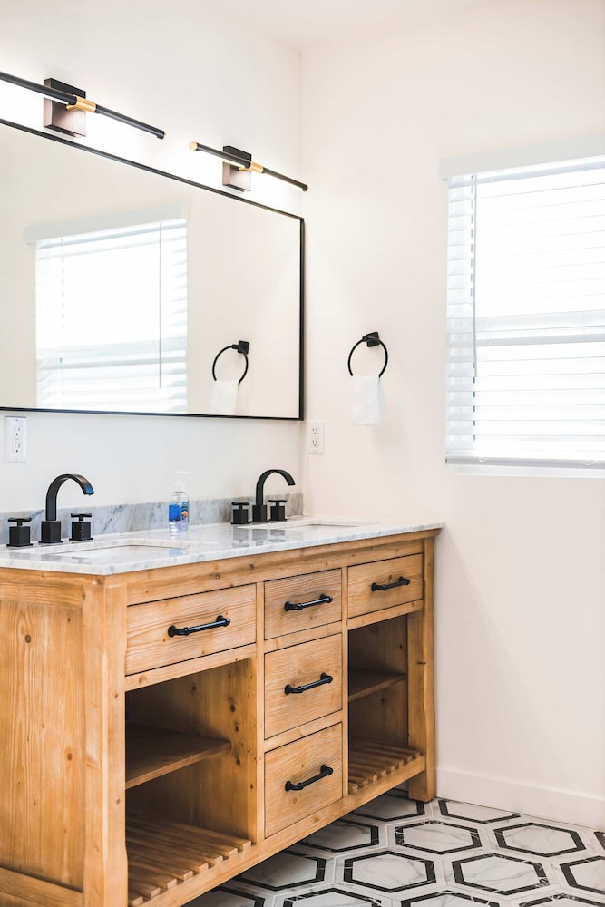 Not Affected by the Fire/spacious Modern Retreat w Luxury Amenities & Style