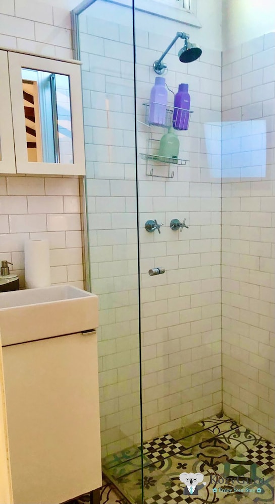 Kozyguru | Marrickville| Lovely Granny Flat Studio