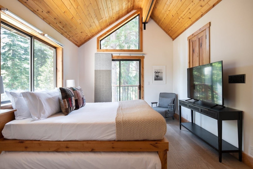 Timberline by Avantstay Stunning Chalet Cabin w/ Hot Tub, Pool Table Home Theater! - Property Image 26