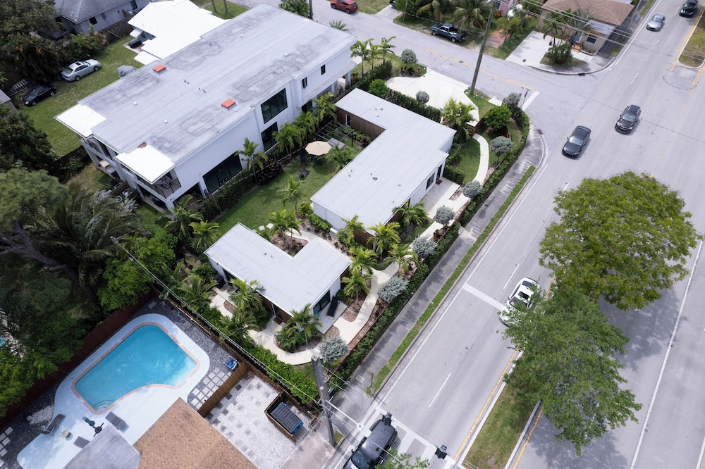 4BR Sleeps 10 Pet Friendly w/ Bbq!