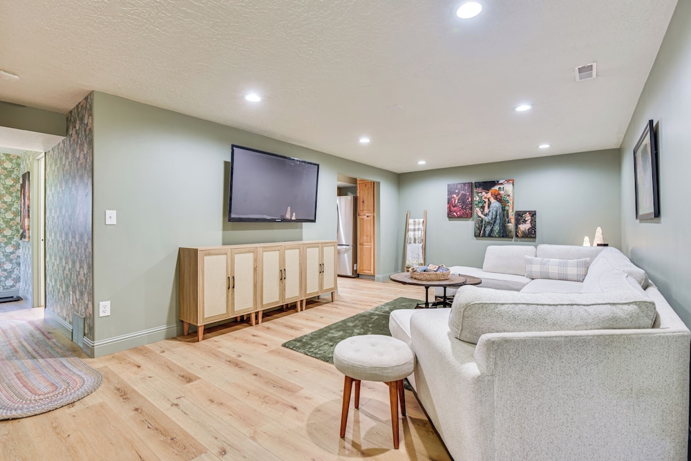 Ski, Hike & More: Homey Huntsville Retreat!