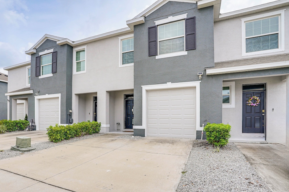 Modern Family Townhome w/ Patio in Riverview!