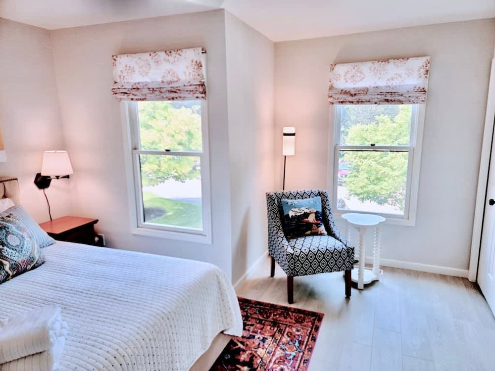 Charming Bayview - Downtown Condo With Pool