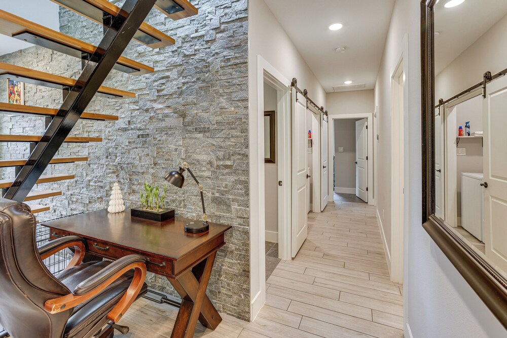 Pets Welcome: Home w/ Deck & Patio in Hockley!