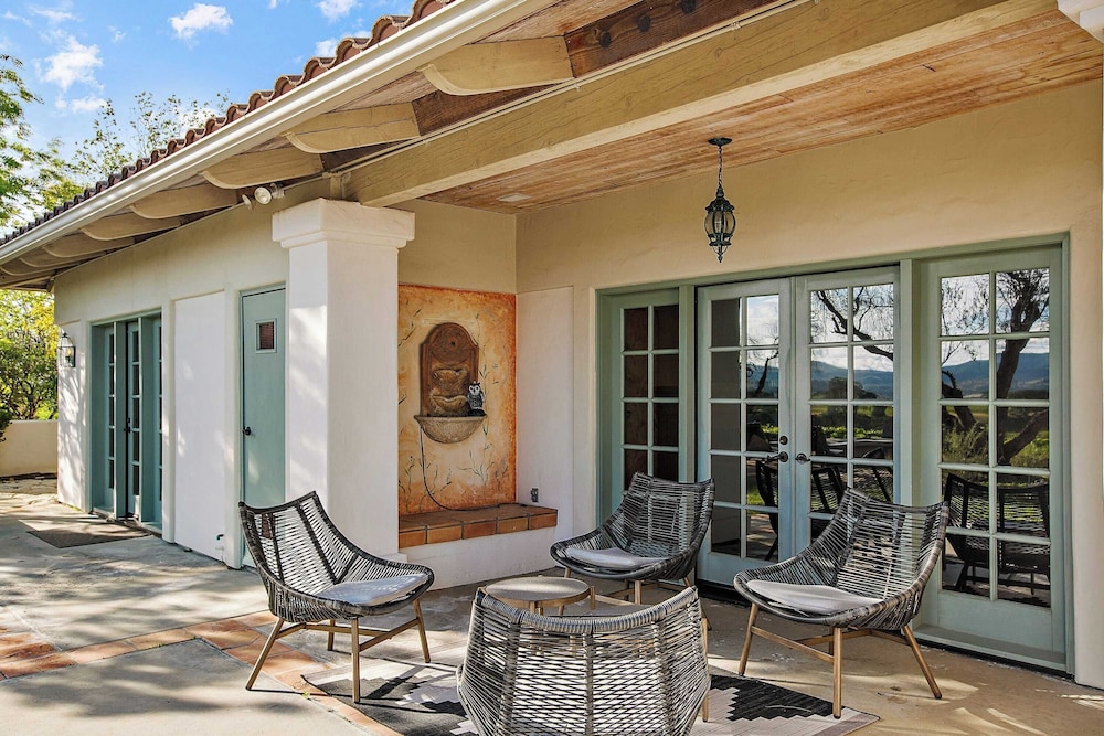 Wellsona Vineyard Retreat + Pool, Hot Tub, Views Main Home + Guest Home