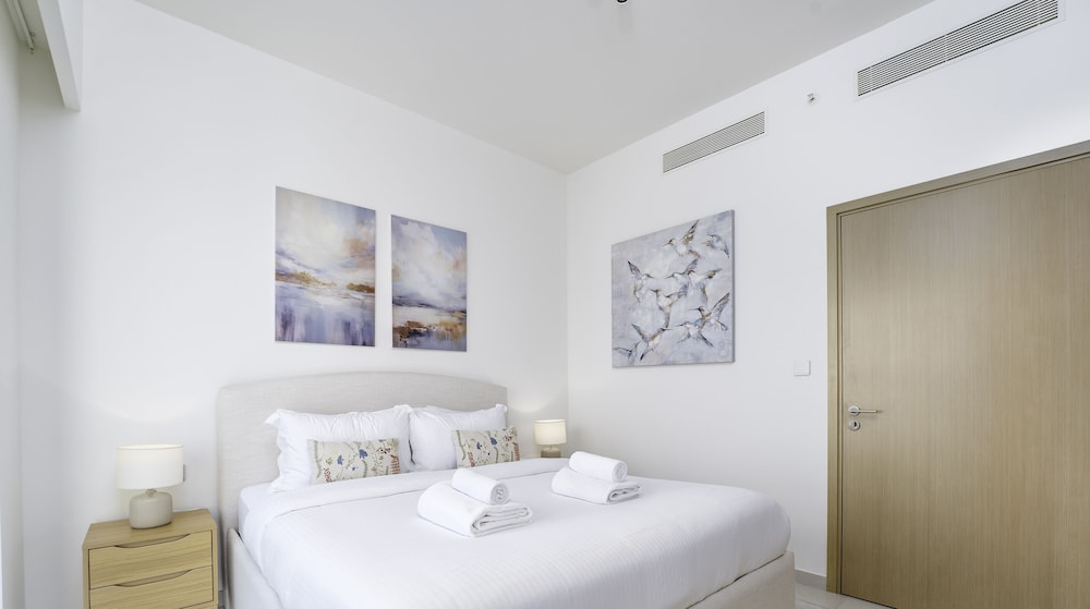 Sleek 1BR in Burj Royale with Canal View