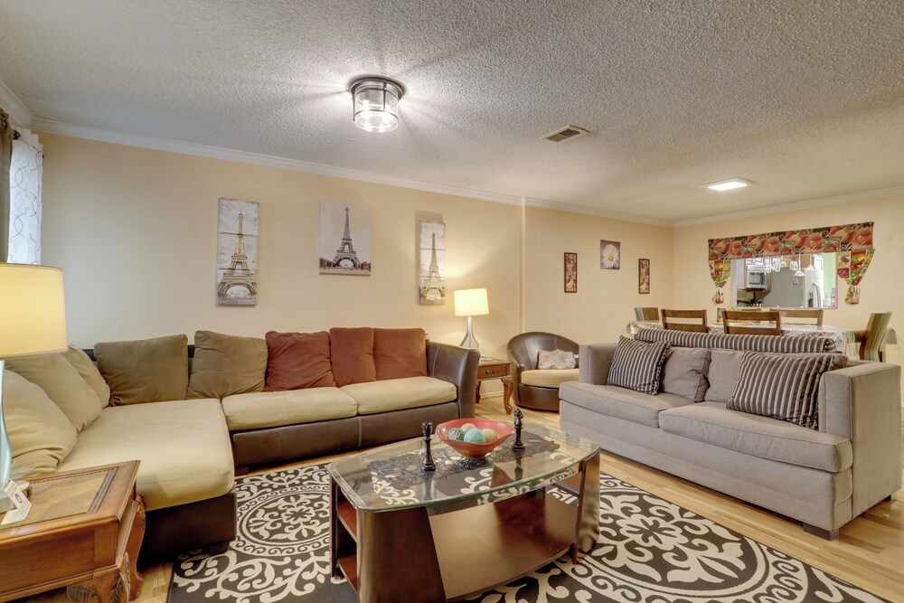 Houston Townhome 4 Mi to Airport: Central Location
