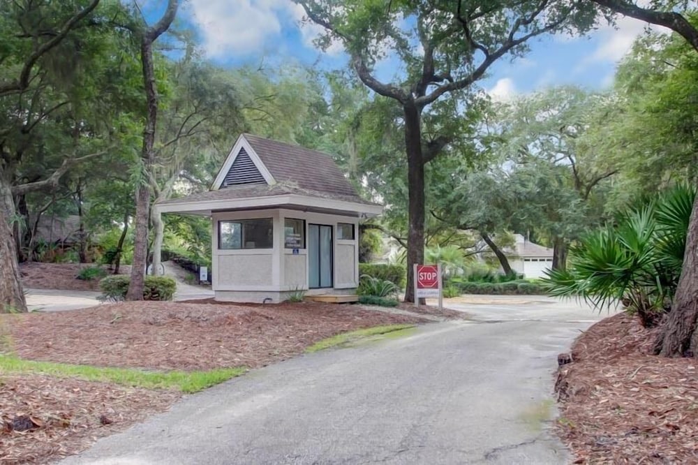 Amelia Landings Condo, Easy Access to the Pool and Short Walk to the Beach by RedAwning