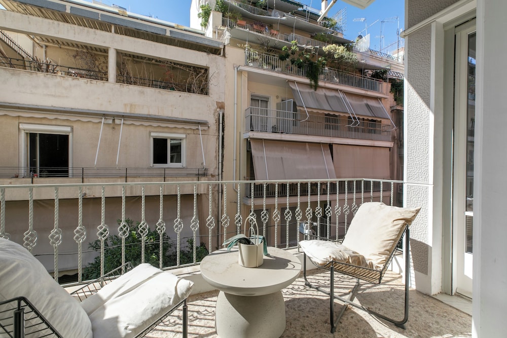 Elysia - 2-Br Apt & Balcony in Athens
