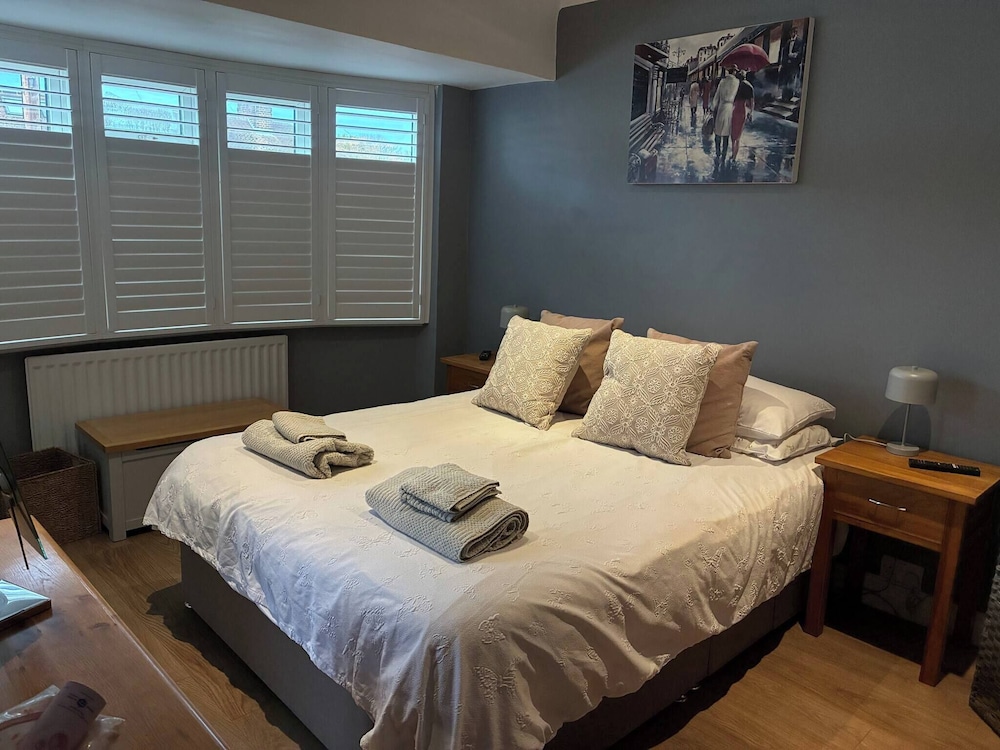 Spacious 4-bed House Close to LHR and London
