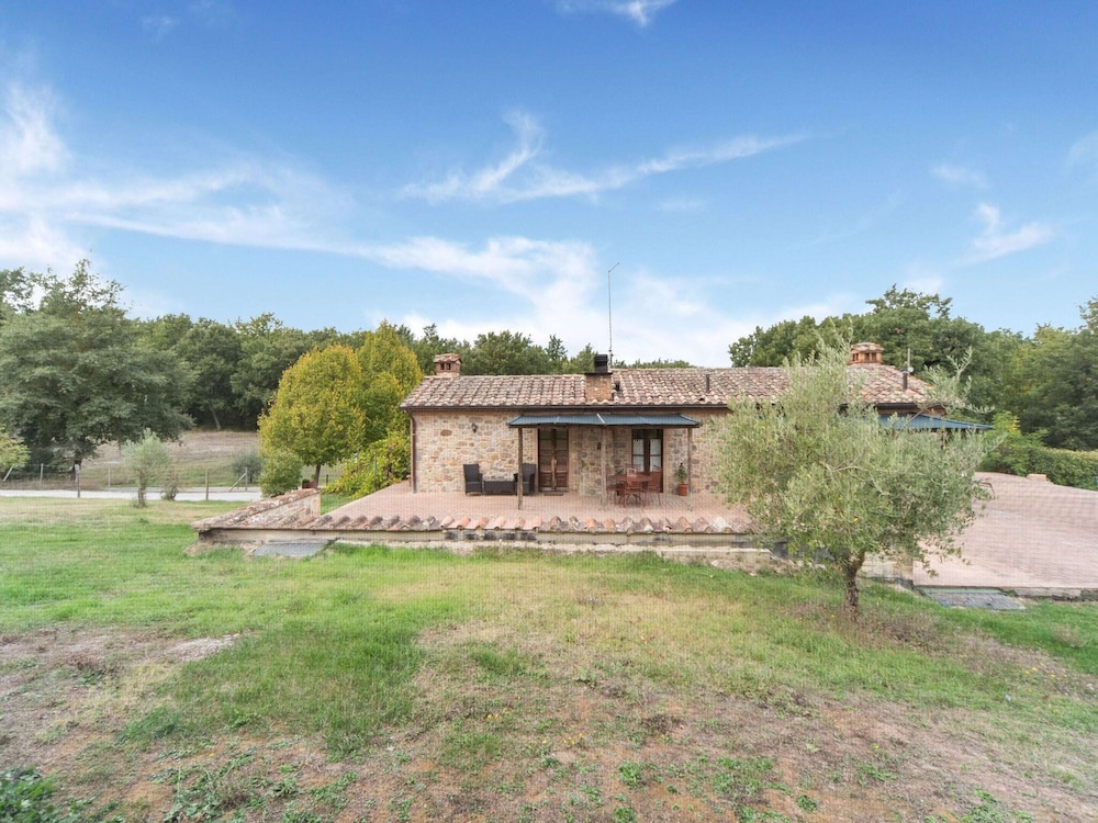 Quaint Cottage in Citta Della Pieve With Pool