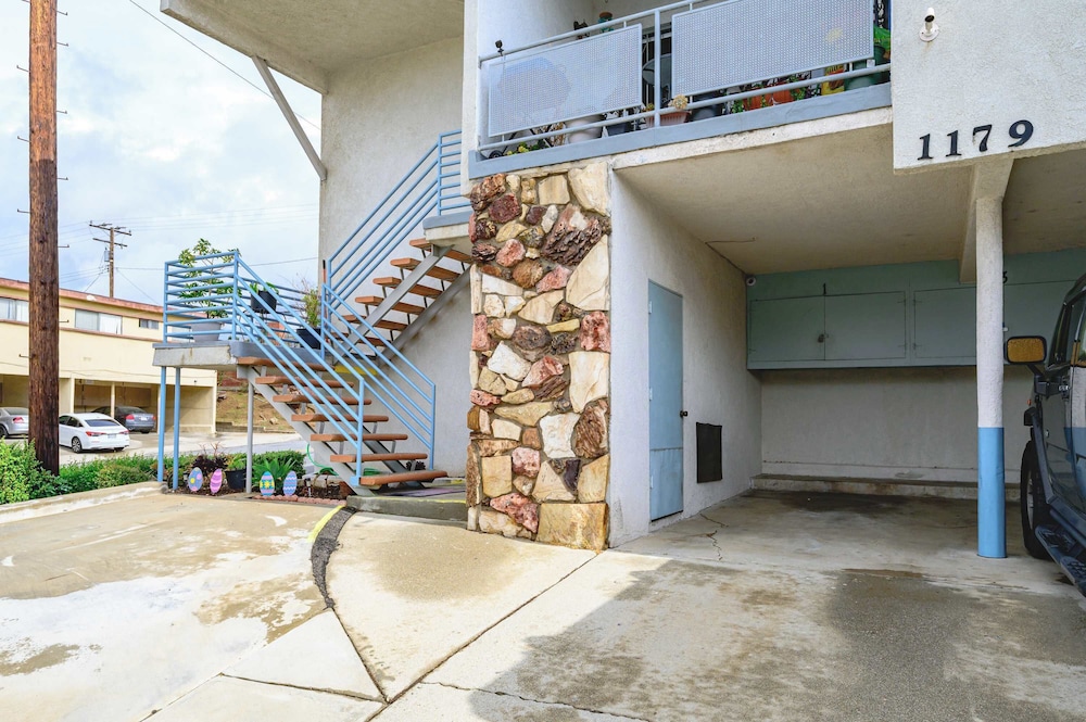 Modern Cozy Retreat Stylish Stay With Patio & Parking