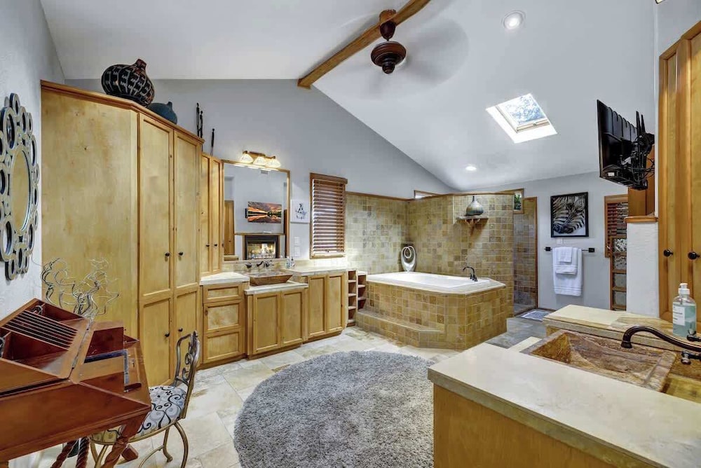Terracotta Retreat/ Sleeps 30!