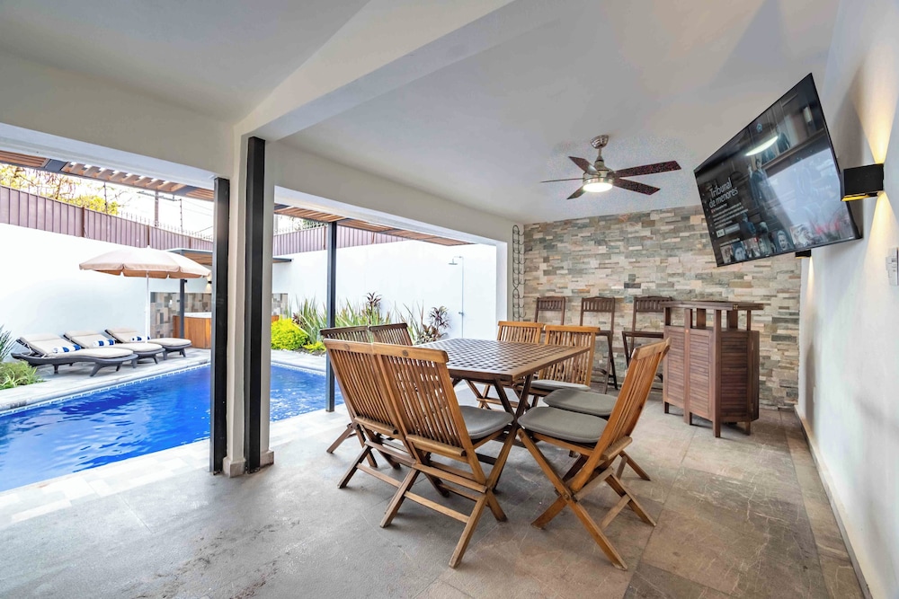 Spacious House Pool & Jacuzzi view 3