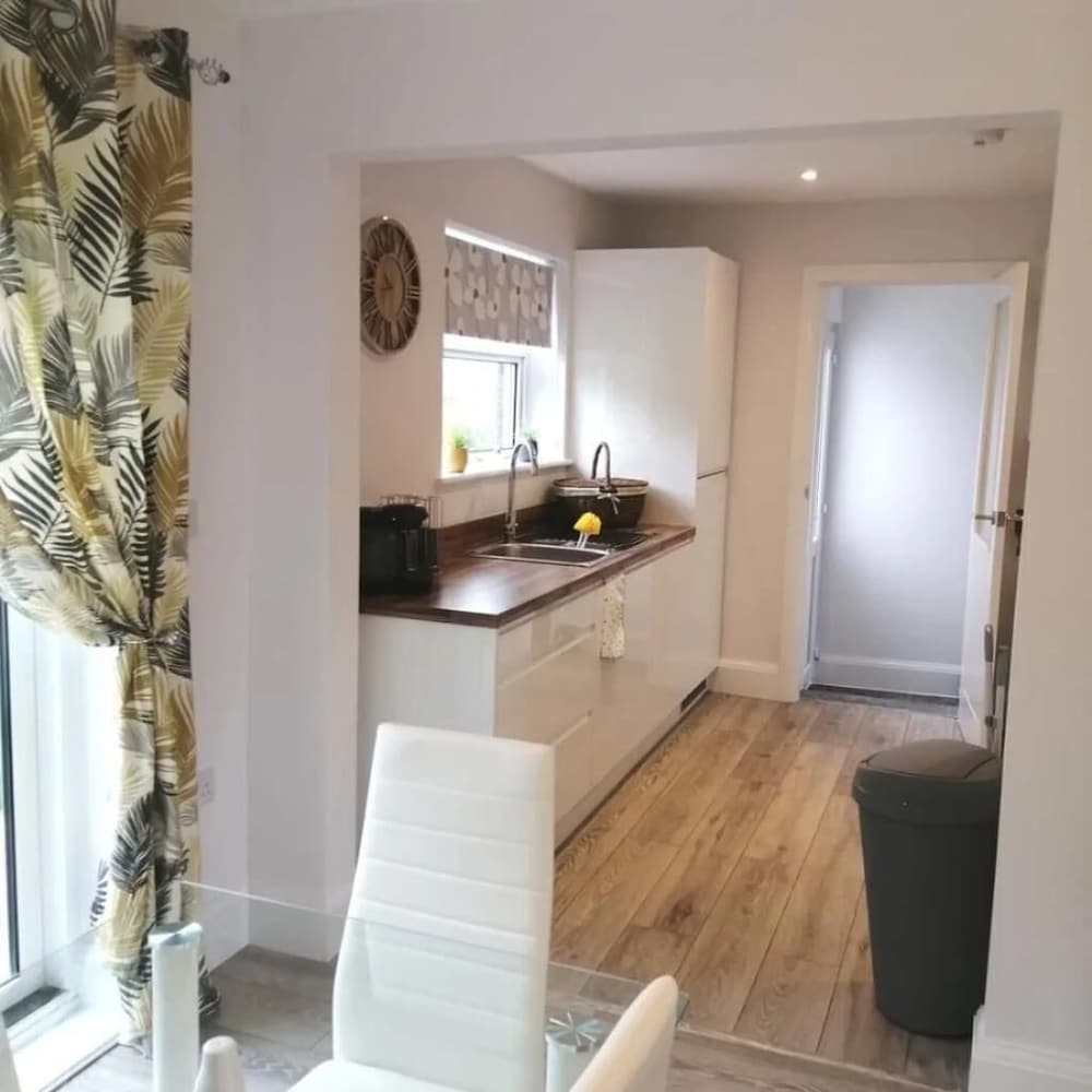Serenity Holiday Let in South Chard view 4