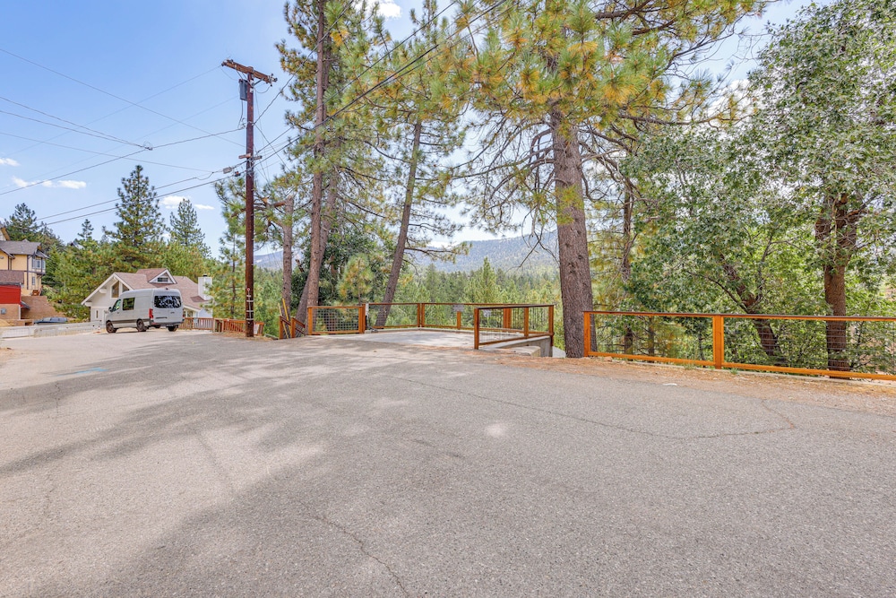 1 Mi to Skiing: Mtn-view Cabin in Big Bear Lake