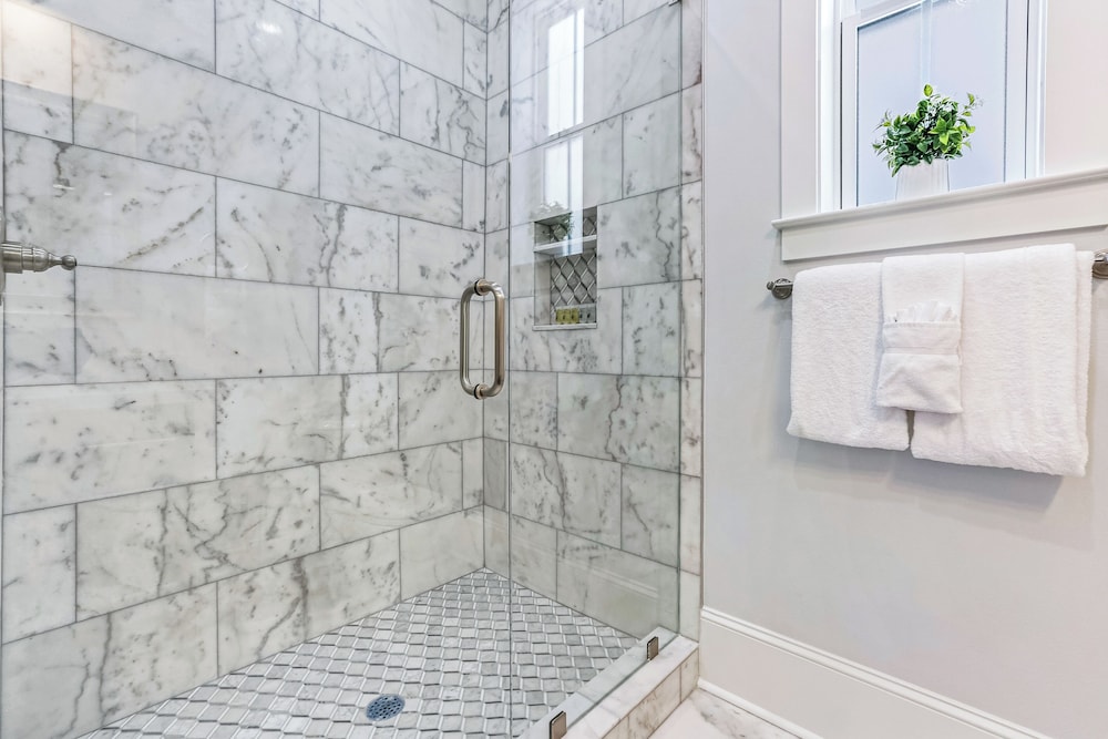 Stunning 4 BR Condo + Pool - Near St. Charles