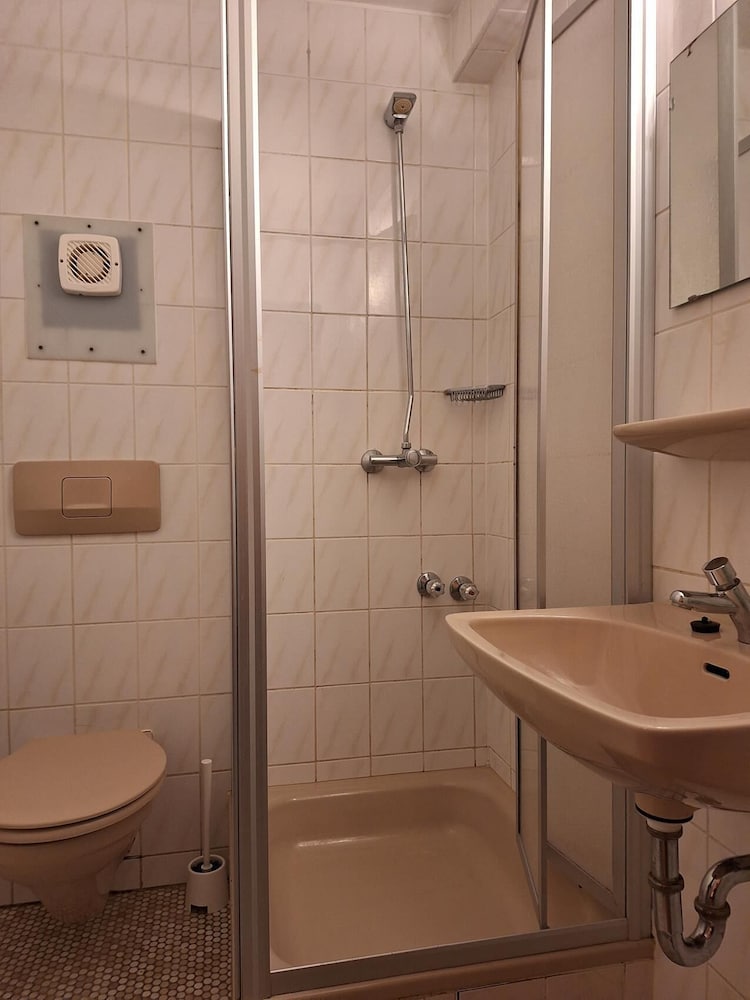 2-Rent Group Hostel Rooms AUB162