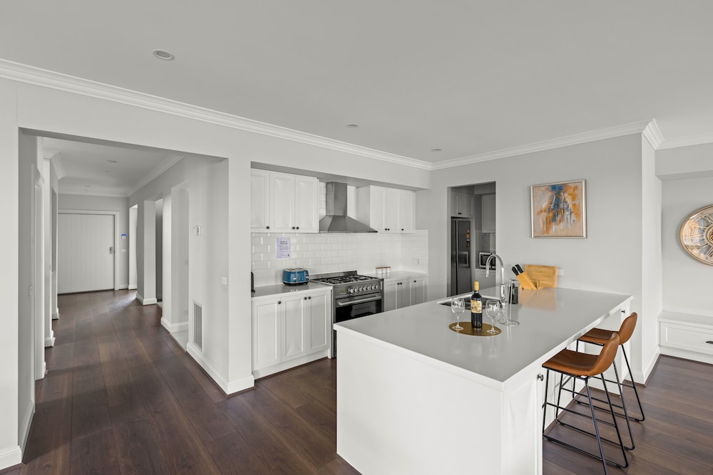 StayAU Contemporary 5BRM Families Home Point Cook