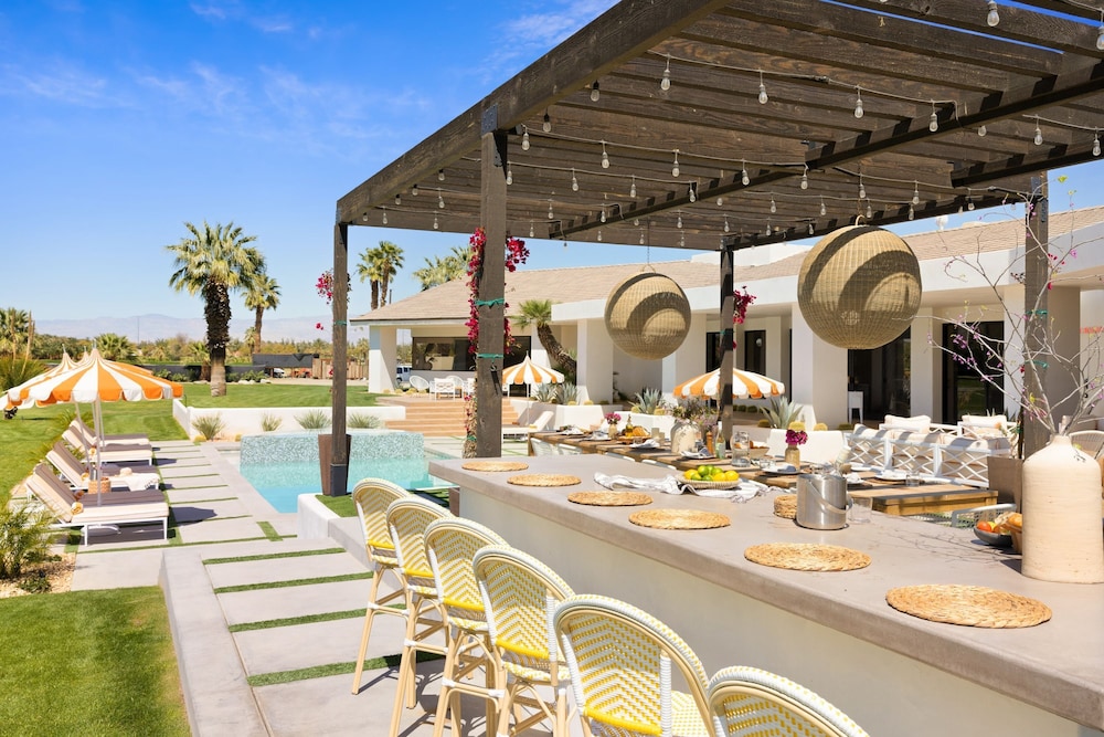 Buena Vista by Avantstay Massive Outdoor Oasis w Pool Spa Firepit
