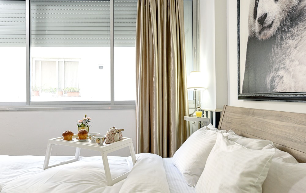 Heart of TLV-Modern wBalcony- 3BD & 3BR view 4