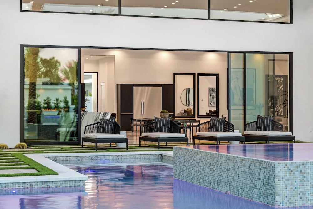 Sleeps 20 Pool, Hot Tub, & Pickleball Stay in Indio Bravo Villa #9