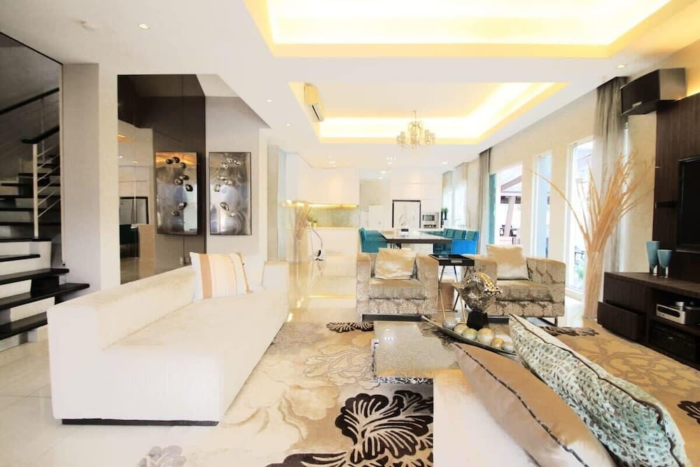 Chic 4BR Oasis With Gazebo, Your Dream Getaway