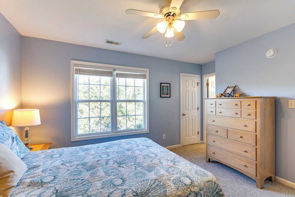 Steps to Beach: Emerald Isle Home w/ Deck!