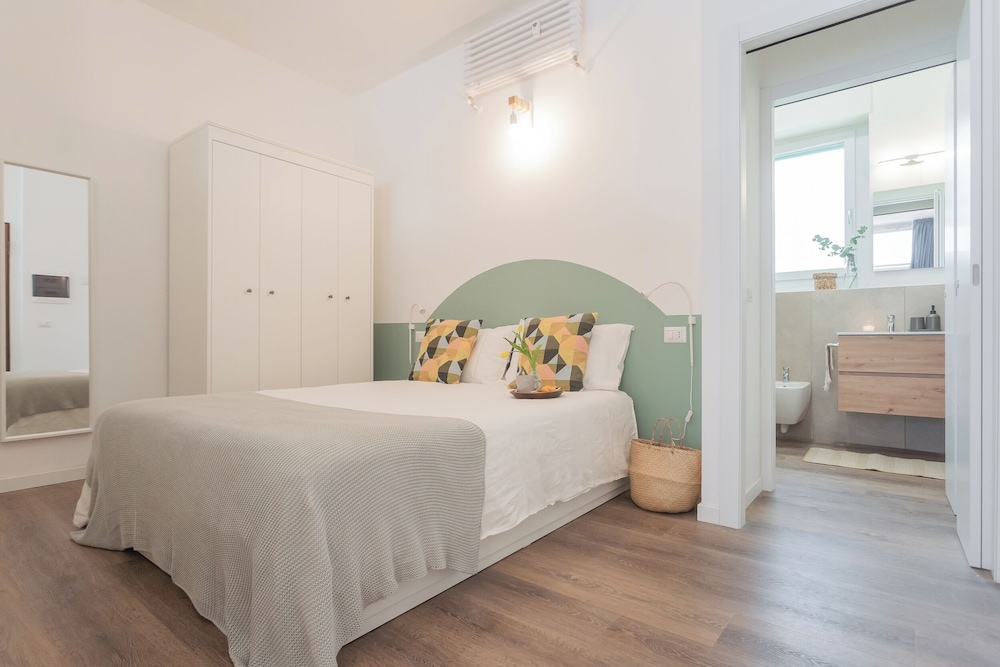 A Step From the Dome Apartment by Rent all Como