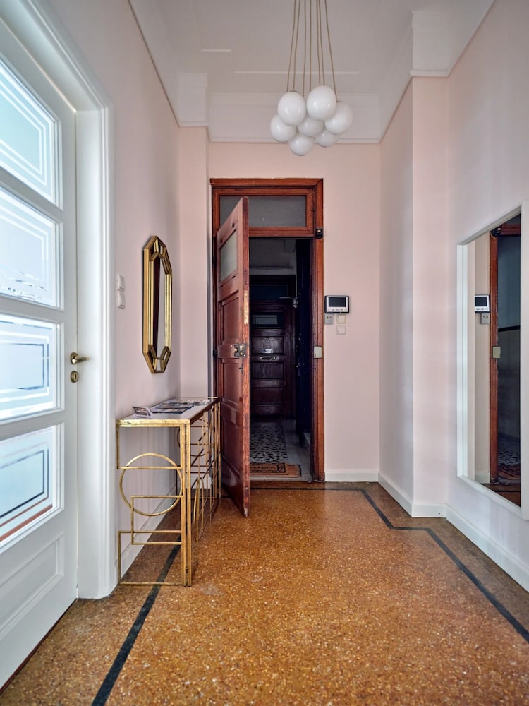 Elegant Apartment in Parliament Square