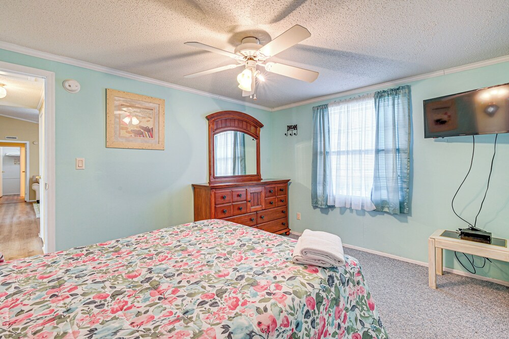 Walk to Surfside Beach: Home w/ Pool Access